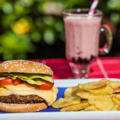 Cheeseburguer com batata frita assada