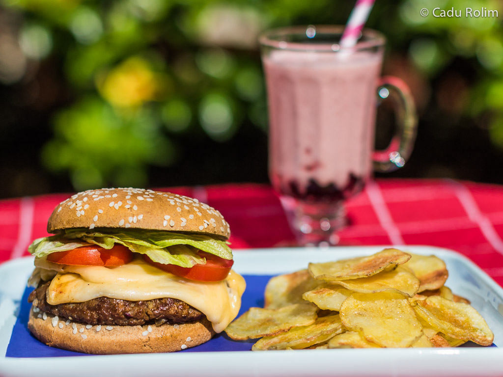 Cheeseburguer com batata frita assada – Mulher.com