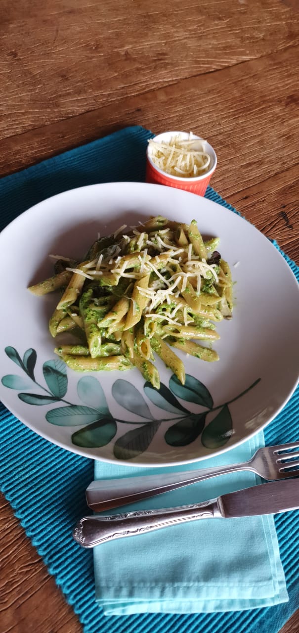 Penne integral de espinafre e shiitake